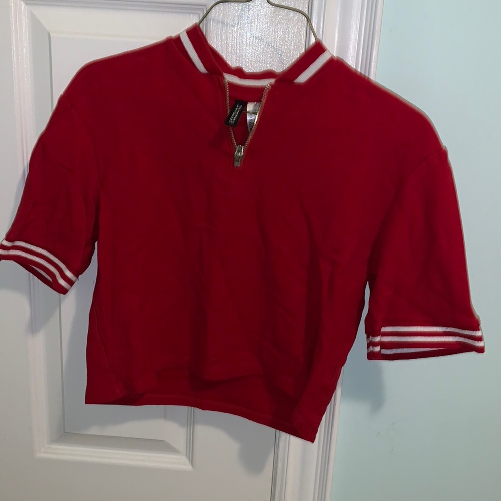 LIKE NEW H&M BASEBALL CROPPED TOP
